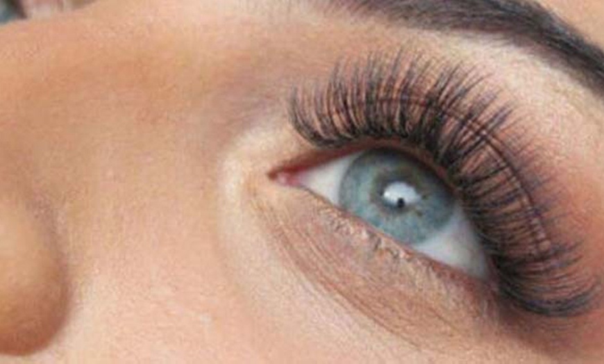 Image 4: Extensiones de pestañas con volumen a elegir para 1 persona
