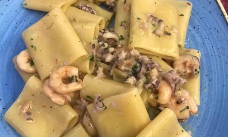 Menu di terra o mare da 2 portate per una persona offerto da ristorante Le Mythique. Consegna a domicilio gratuita