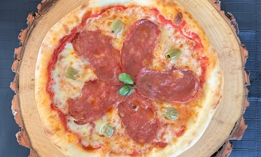 Image 4: Verse pizza's en frisdrank om af te halen en thuis van te genieten