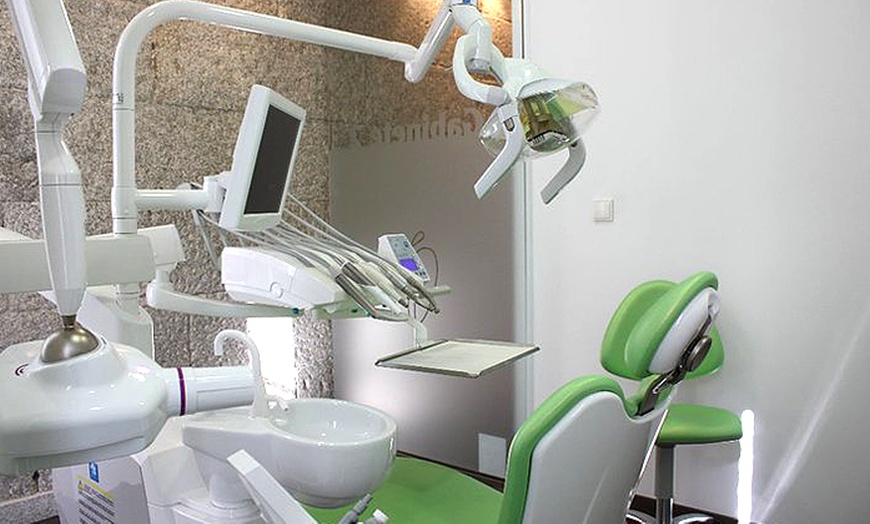 Image 2: Implante dental de titanio con corona de metal-porcelana en Ledicia