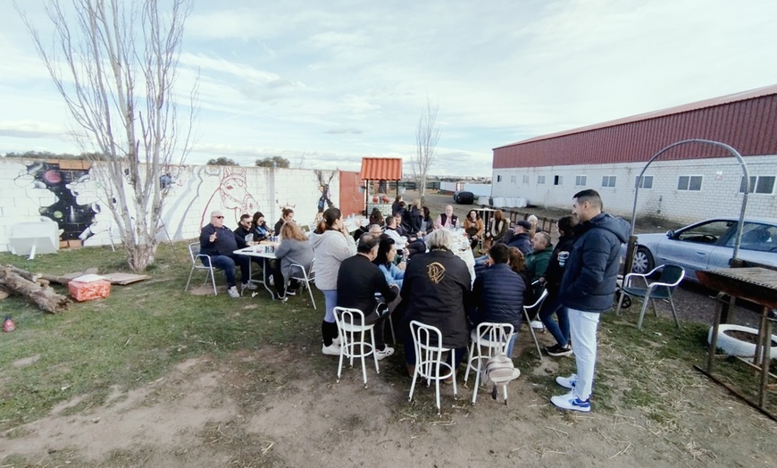 Image 11: Cumpleaños infantil o capea con comida, bebida y DJ para 20 personas