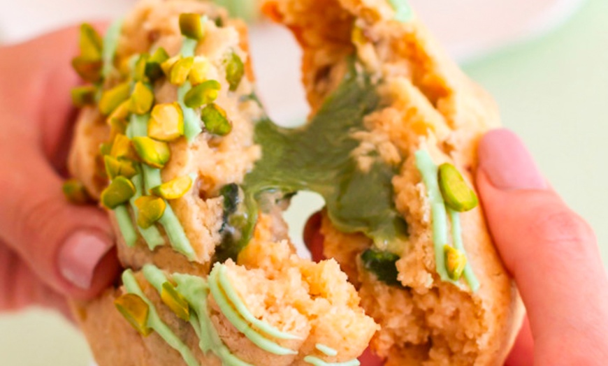 Image 3: Combo con 2 galletas rellenas, 2 empanadas y 2 bebidas