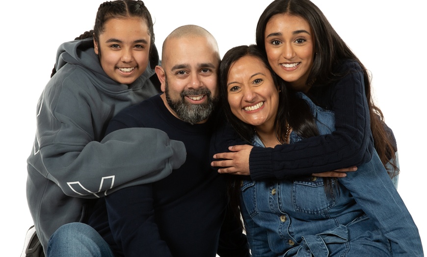 Image 7: Family Photoshoot with Prints