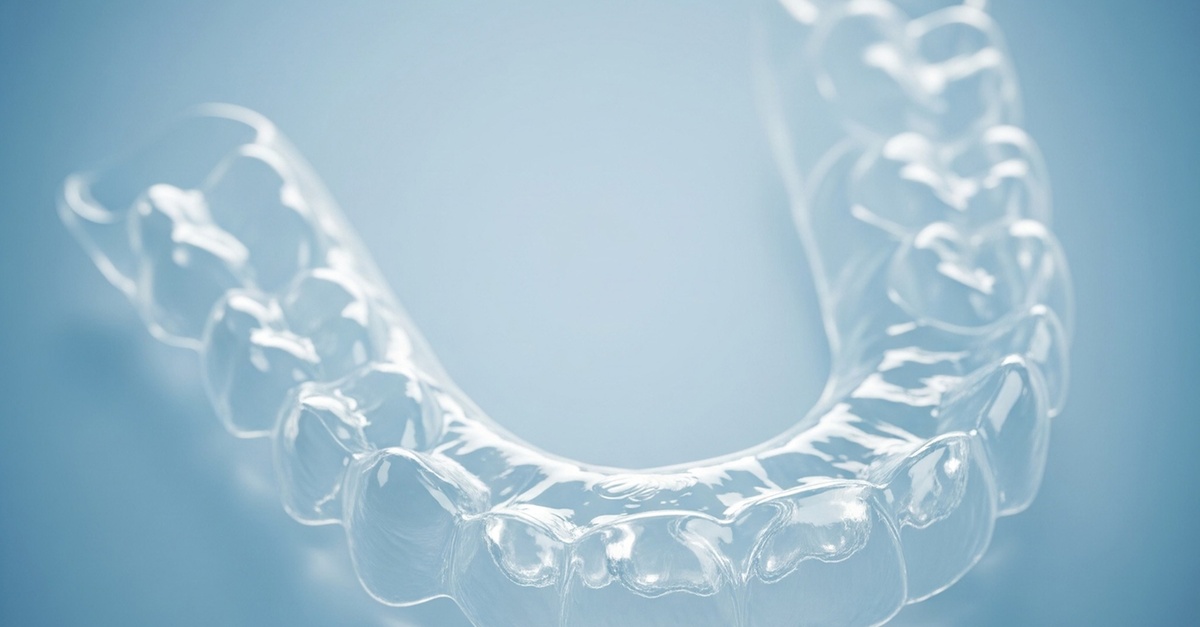 Retenedores de ortodoncia transparentes y limpieza dental en Alicante