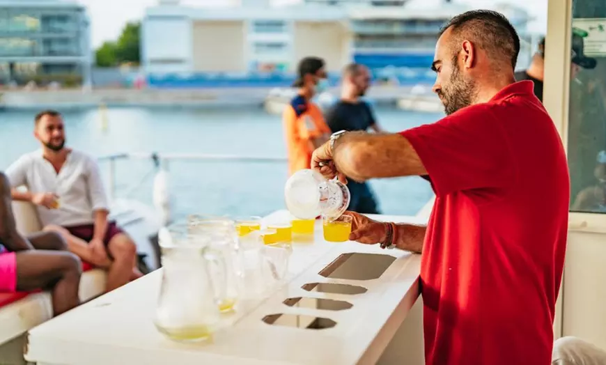 Image 2: Excursión en catamarán con comida y baño en alta mar 