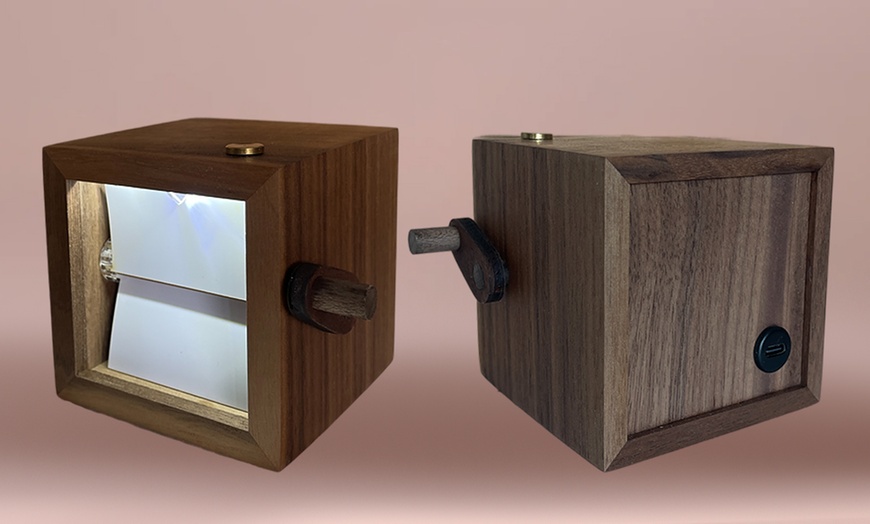 Image 12: 1 oder 2 personalisierbare Handkurbel-Fotorahmen aus Holz