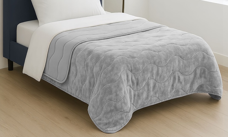 Image 9: Premium Winter Quilt: Soft, Hypoallergenic and Luxurious Comfort
