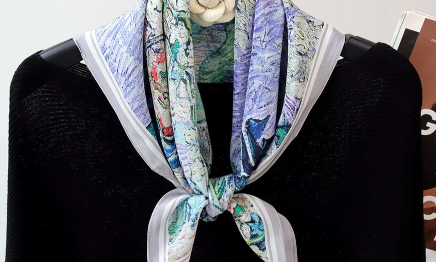 Image 19: Foulard en soie avec motif 