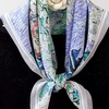 Image 19: Foulard en soie avec motif 
