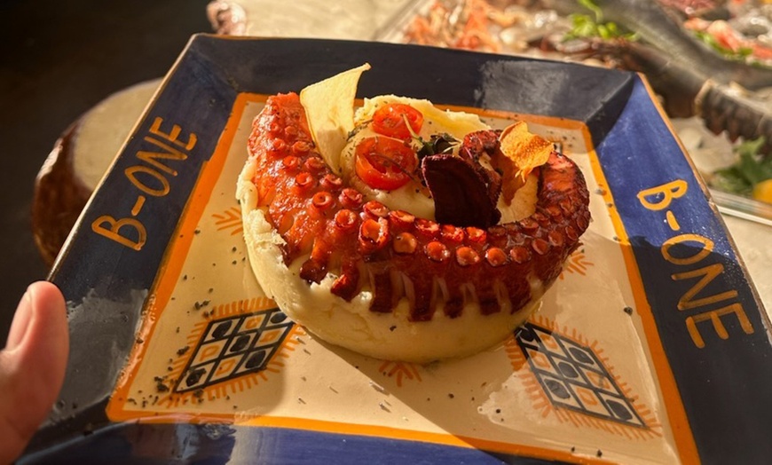 Image 2: Menú mediterráneo prémium para 2 o 4 personas frente al mar 