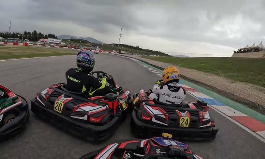Image 7: 2 tandas de 8 minutos en kart individual para 1 o 2 adultos