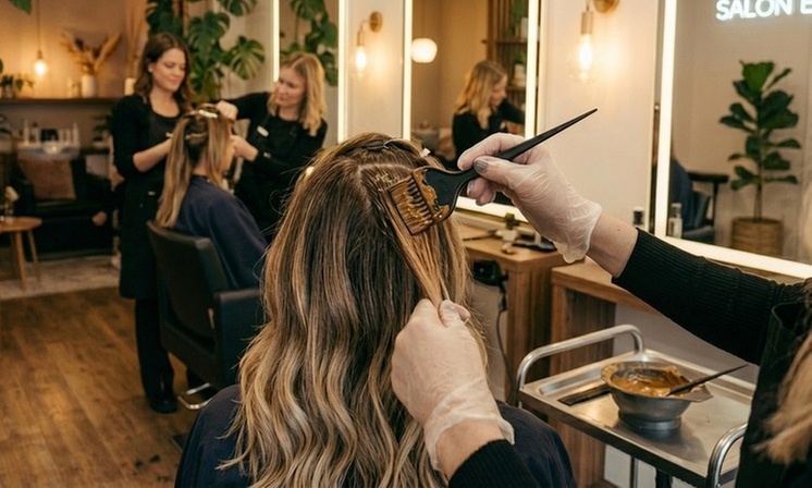 Damen-Haarschnitt / Ansatzauffrischung mit optionalem Haarschnitt