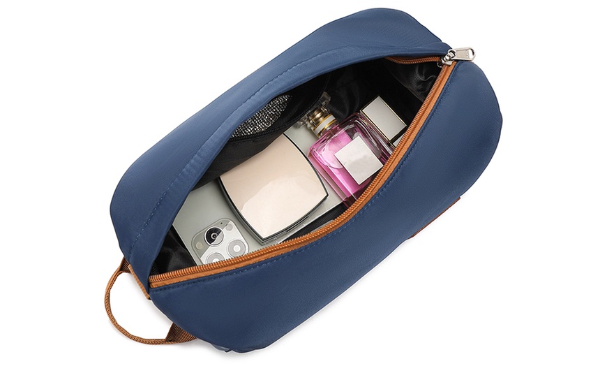 Image 14: Set de viaje azul marino con maleta rígida, bolsa de mano y neceser