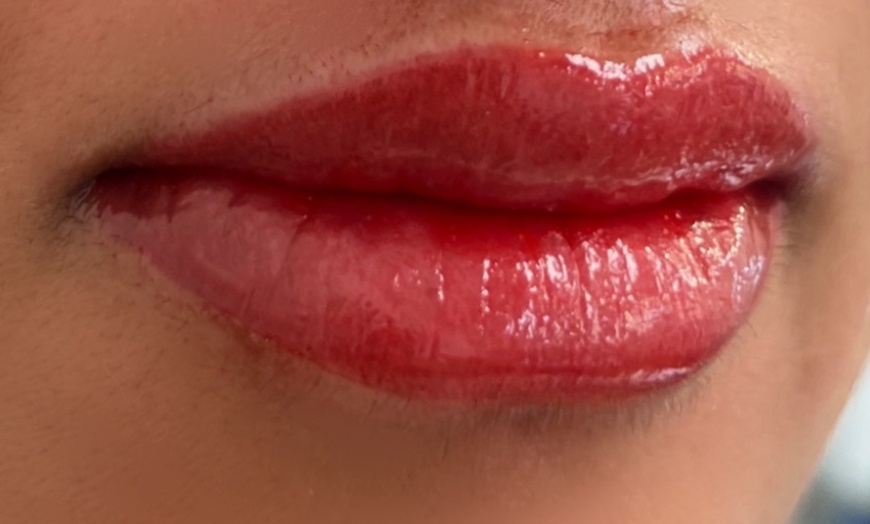 Image 6: Enhance Your Brows, Lips & Eyes For A Stunning Look