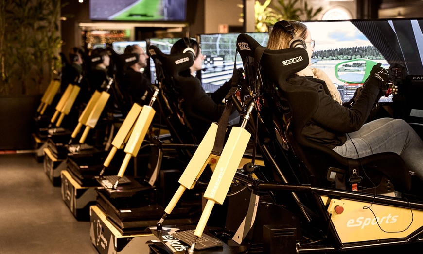 Image 2: Rennspaß zu Weihnachten: 30 oder 60 Min. Full-Motion Simulatorfahrt 