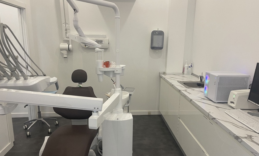 Image 5: Limpieza bucal con pulido, radiografía, revisión y fluorización