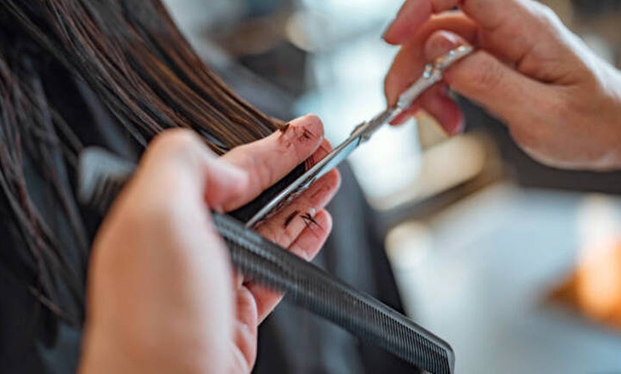 Image 3: Corte de cabello y opción a color o tratamiento hidratante intensivo 