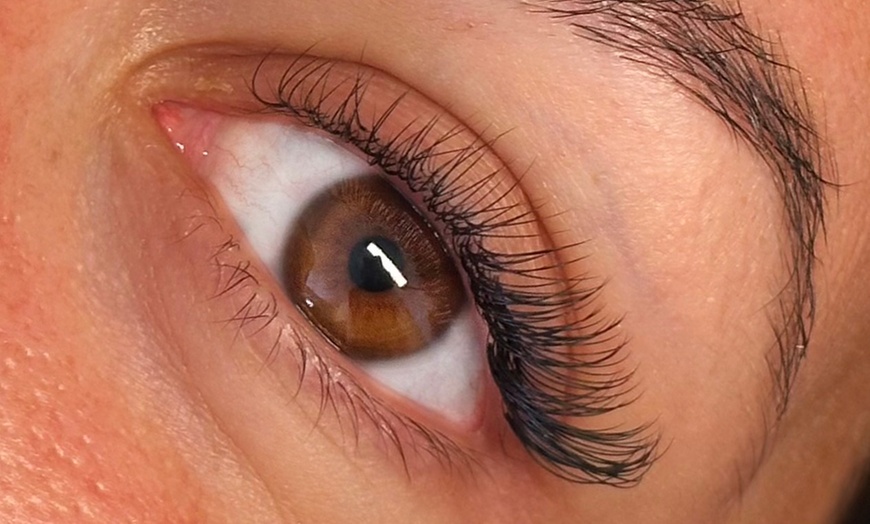 Image 5:  Sublimez le regard avec des extensions de cils sur-mesure
