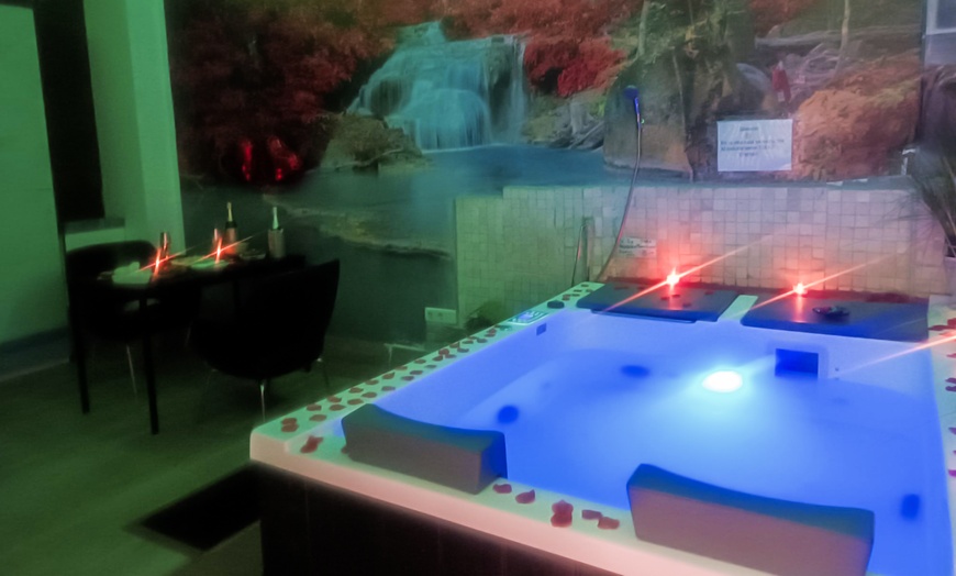 Image 3: Hidromasaje privado con comida o cena para 2 con cava y bombones