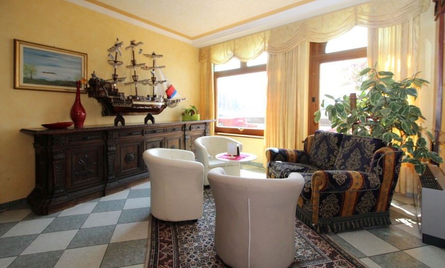 Image 15: Lago di Garda: soggiorno con colazione o mezza pensione e Spa