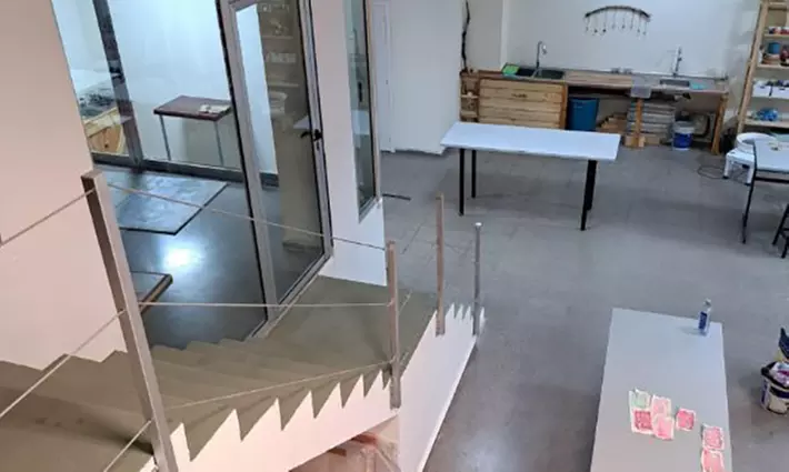 Crea y decora tu propia pieza de cerámica más barra libre de vino