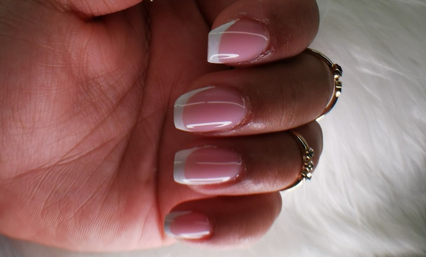 Image 3: Pose de vernis à ongles ou capsules mains et/ou pieds