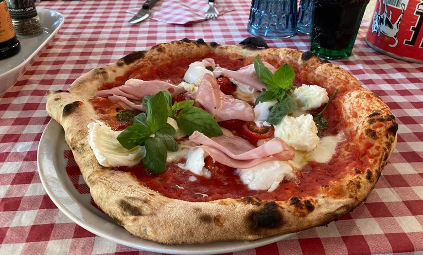 Image 1: Spezial-Bruschetta, Pizza nach Wahl und Tiramisu für 1-4 Personen