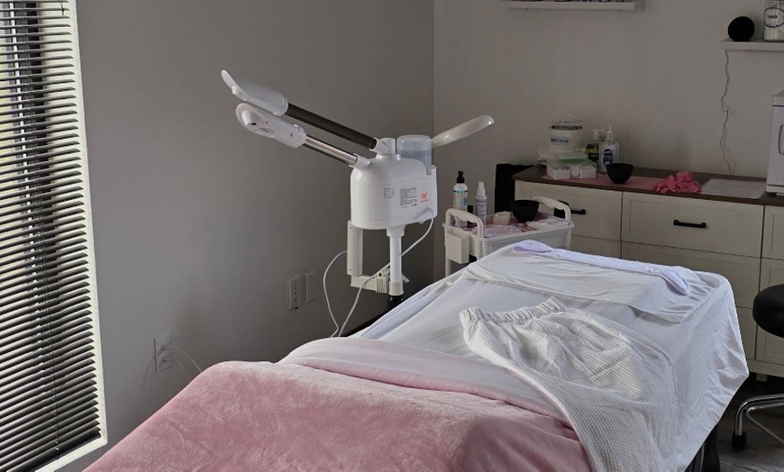 Image 2: One or Two 60-Min Swedish/Deep Tissue/Hot Stone Massage