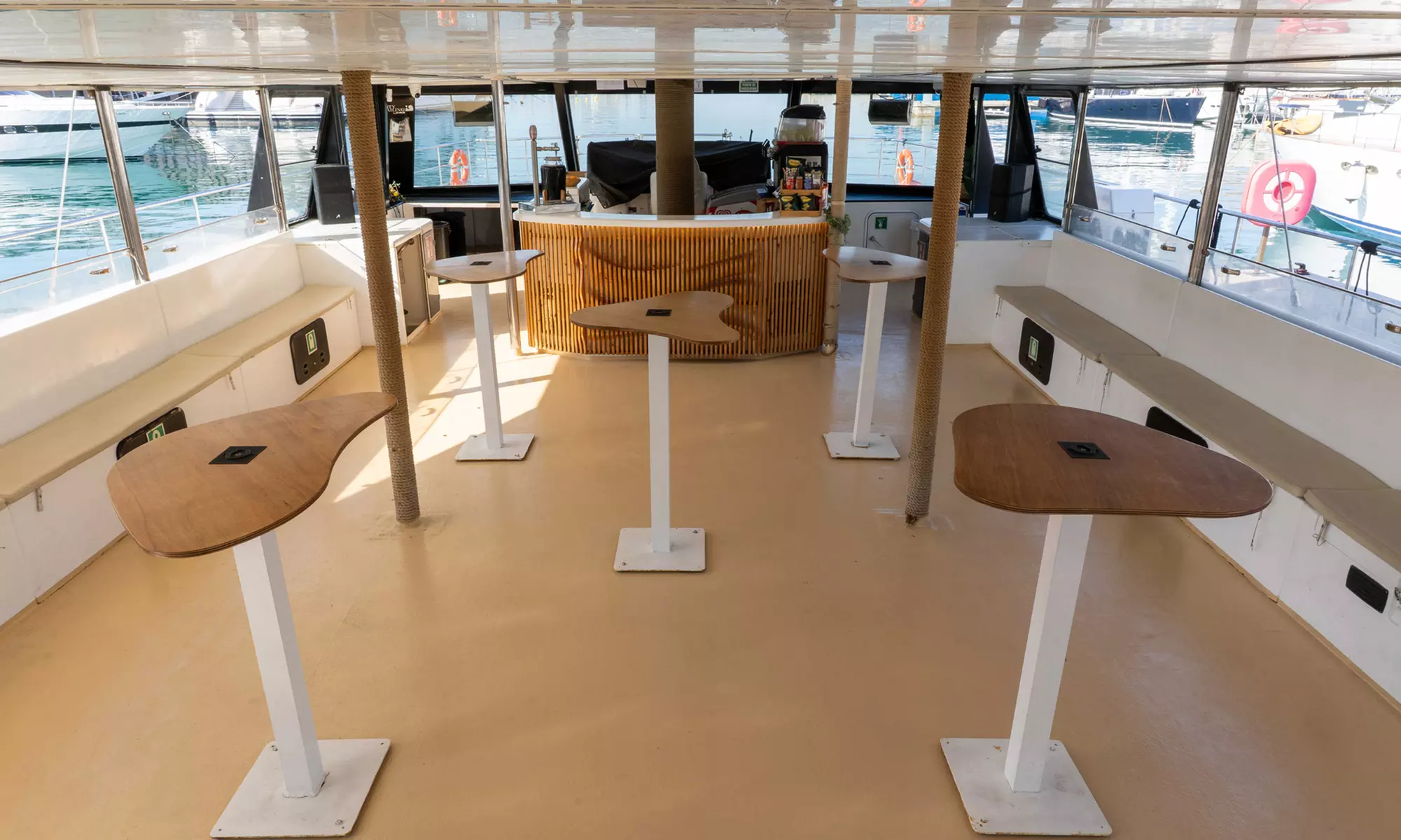 Paseo de 1 hora en catamarán a vela por la costa de Barcelona