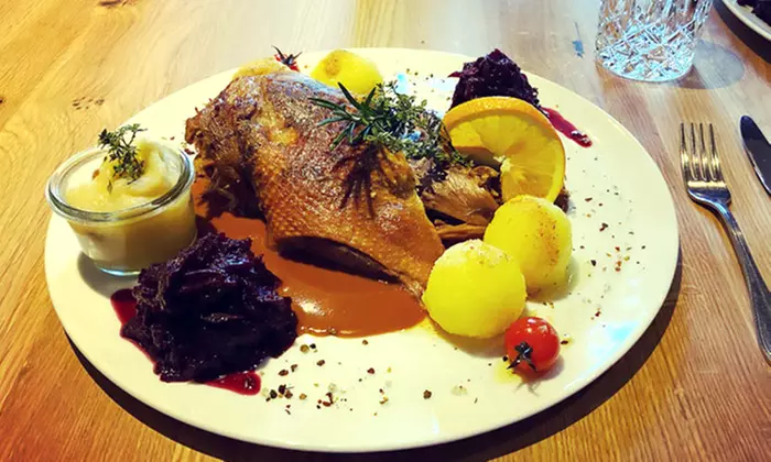 Gans zum Abholen oder Liefern mit Beilagen und Rotwein - WESTERMANN´s