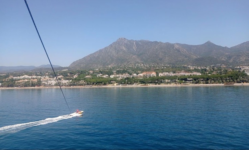 Image 5: Paseo en parasailing para 2 o 3 personas 