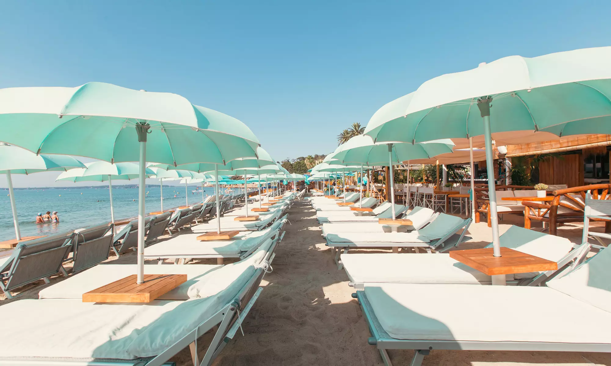 Journée détente en plage privée avec matelas, parasol et boissons