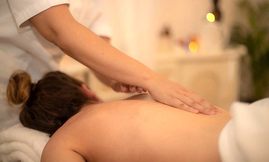Image 6: Masajes con aromaterapia, aceites y ritual premium