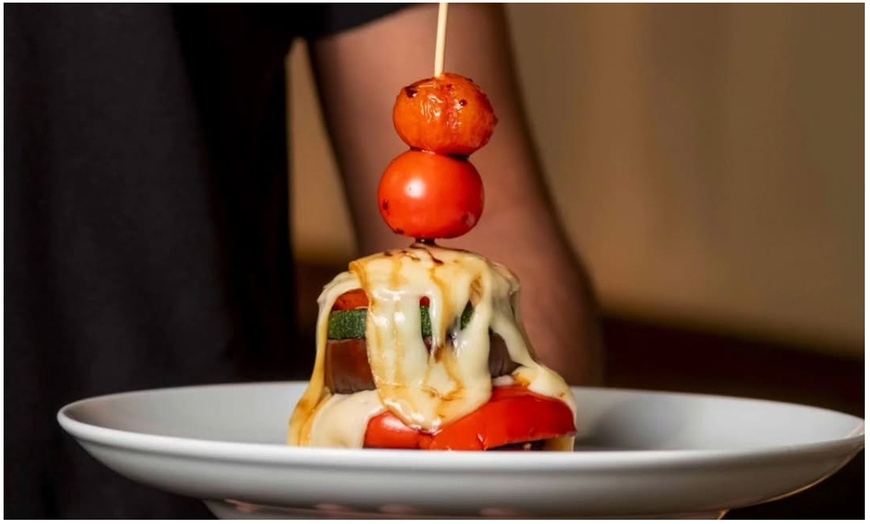 Image 2: Menú mediterráneo para 2 o 4 con opción a chuletón y botella de vino