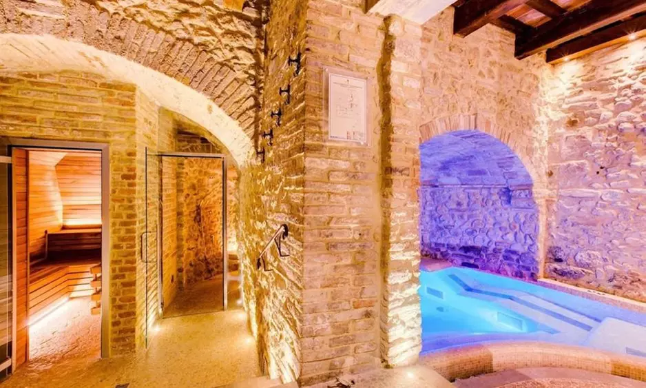 Rimini 4*: camera Standard o Superior con colazione e Spa per 2