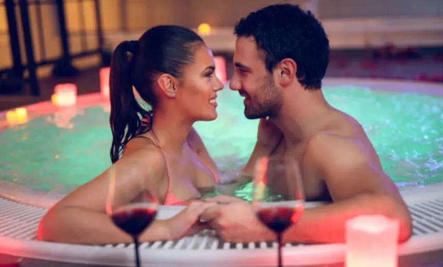 Image 8: Spa privado en pareja con cóctel o botella de cava y bombones 