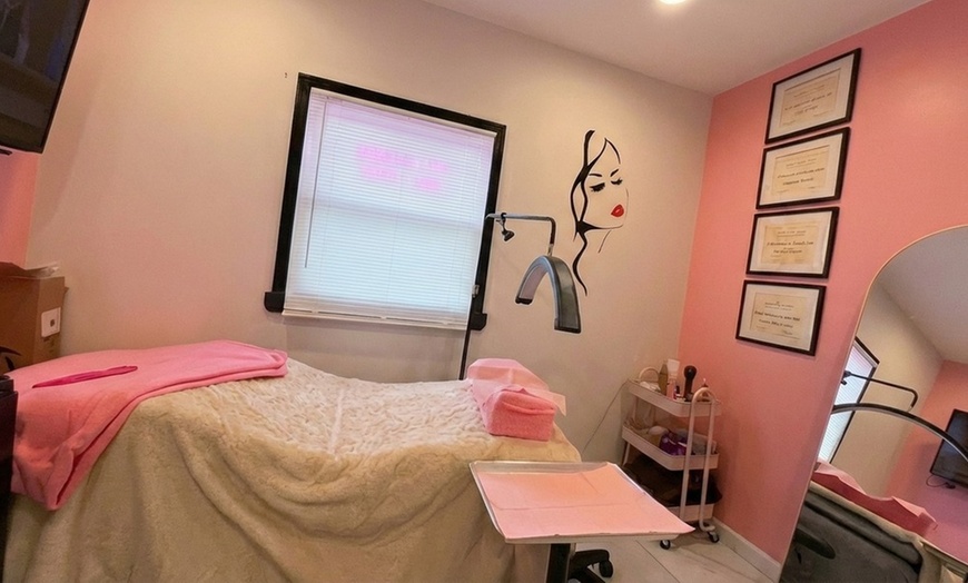 Image 10: Classic, Hybrid, or Volume Eyelash Extensions w/w/o Two Week Fill