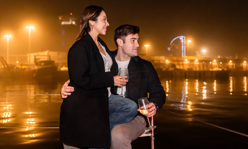 Image 9: Salida nocturna en catamarán con música en vivo para hasta 4 personas