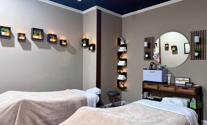 Image 4: 60- or 90-Min Couples Massage with Hot Towels + Foot Detox