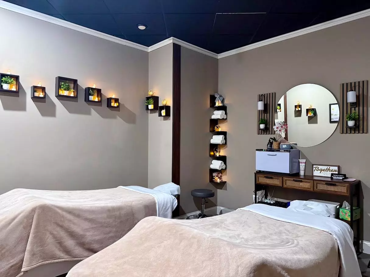 60- or 90-Min Couples Massage with Hot Towels + Foot Detox
