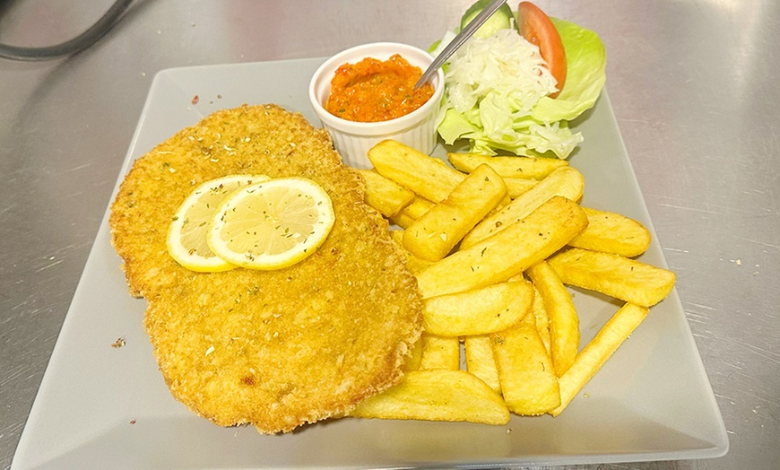 Image 2: XL Schweineschnitzel mit Steakhouse-Pommes oder Bratkartoffeln