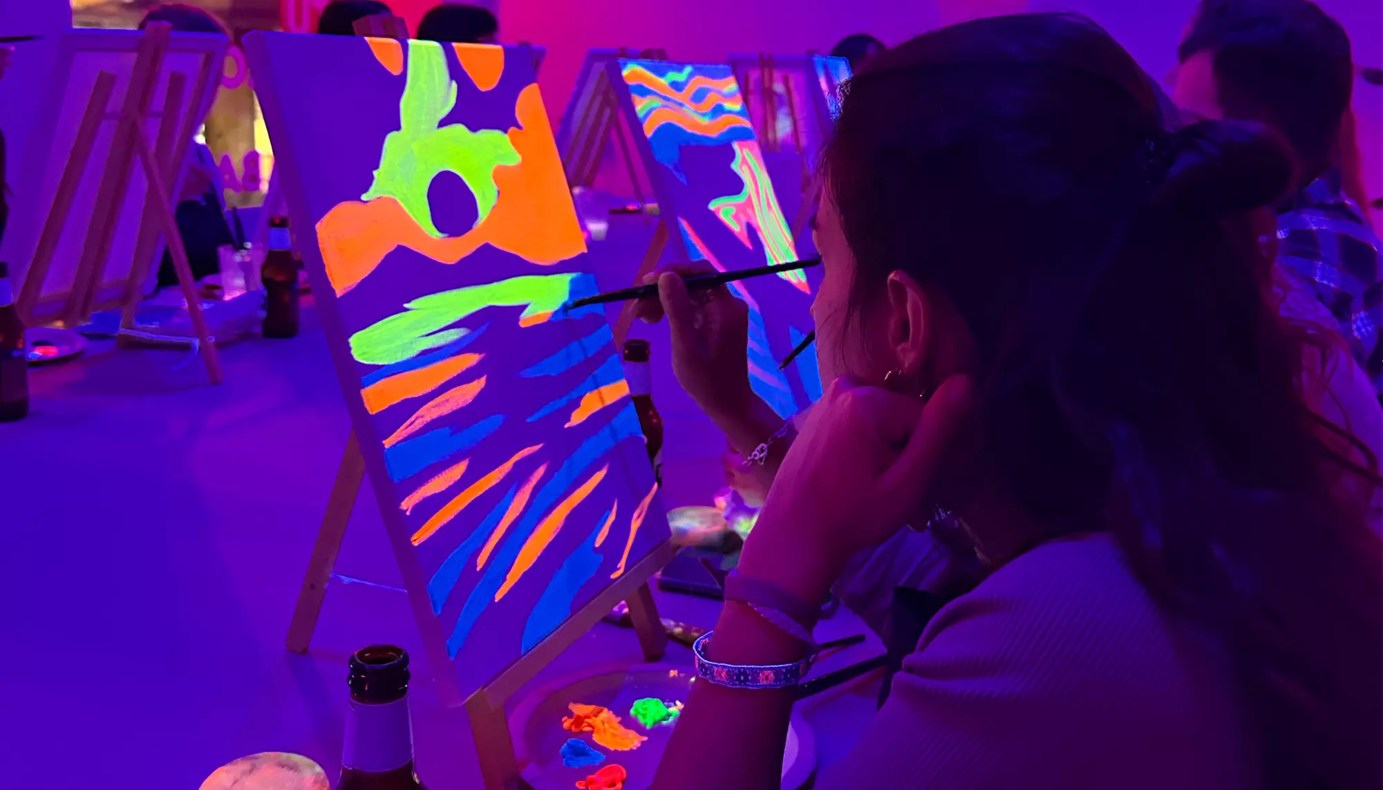 Noche de arte y cervezas para 1 o 2 en Malasaña: pinta un cuadro neón