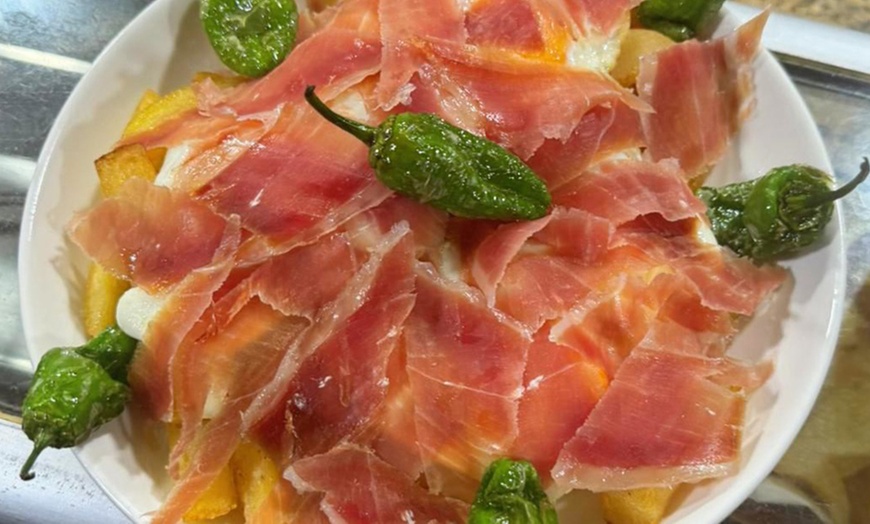 Image 2: Picoteo que te veo: menú de raciones con postre y bebida para 2 o 4