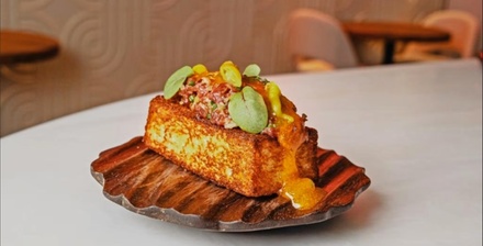 Para 2 personas: Menú clásico con 2 entrantes, 2 principales, 1 postre y 2 bebidas - Gran Vía 18