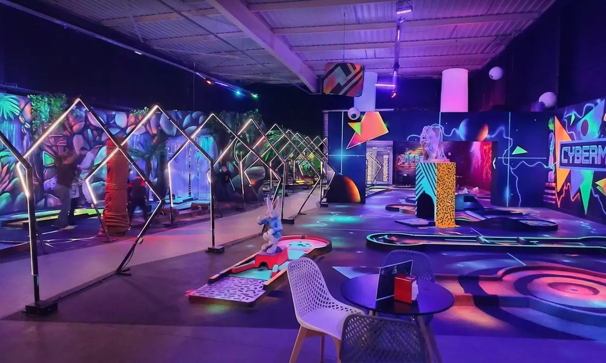 1 partie de mini golf enfant ou adulte à Black Holes Minigolf