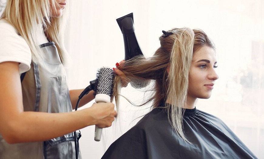 Image 4: Sesión de peluquería con opción a tinte y/o mechas para 1 persona