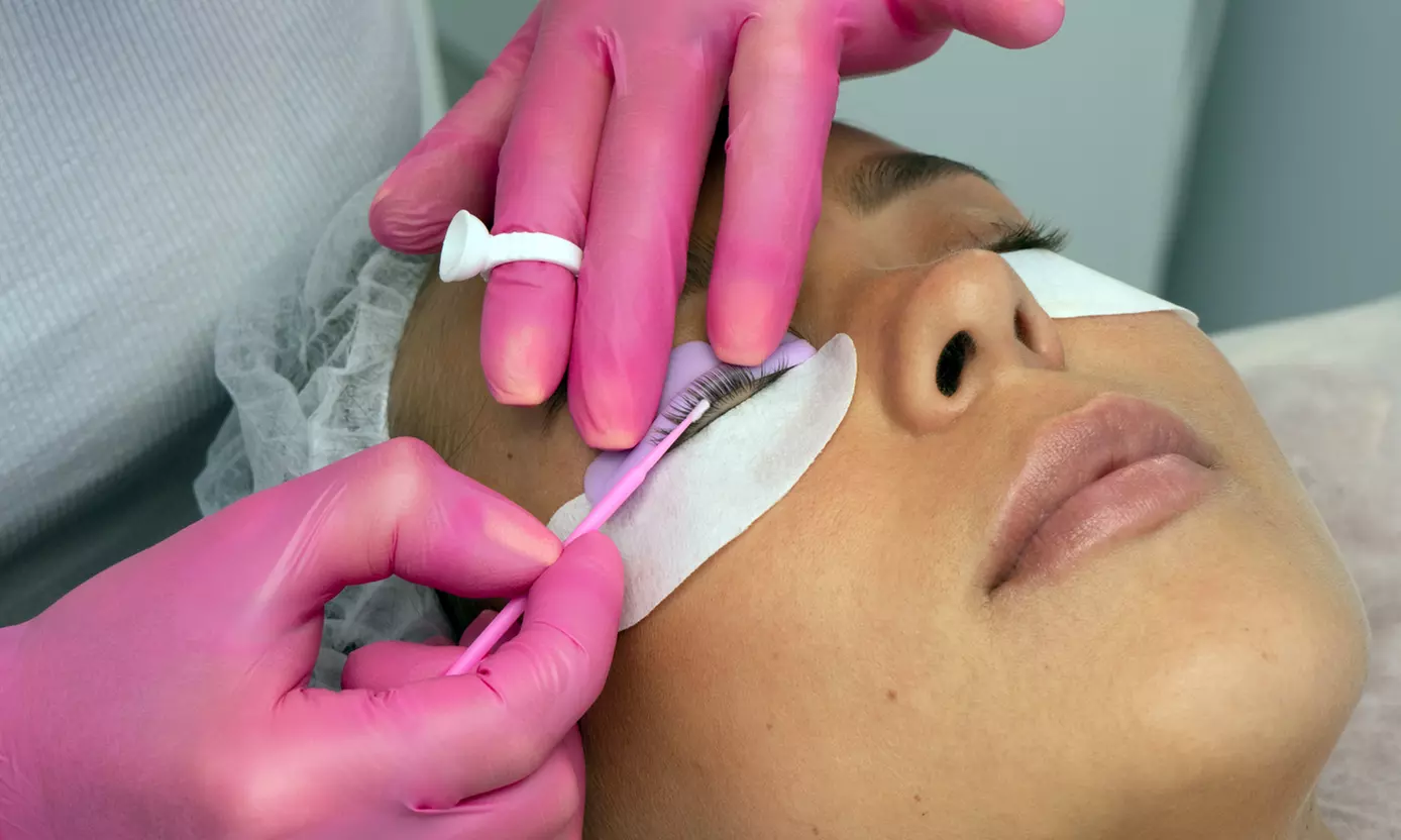 Lifting y tinte de pestañas con opción a laminado y diseño de cejas