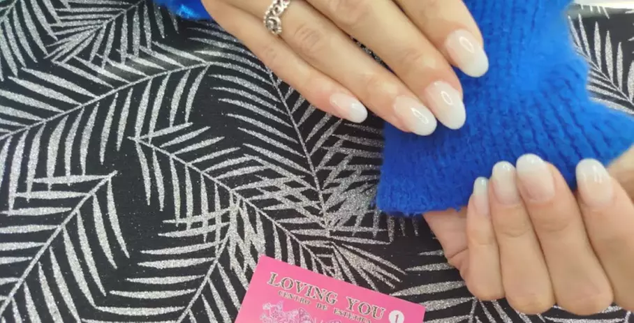 Manicura o pedicura semipermanente, gel o acrílicas