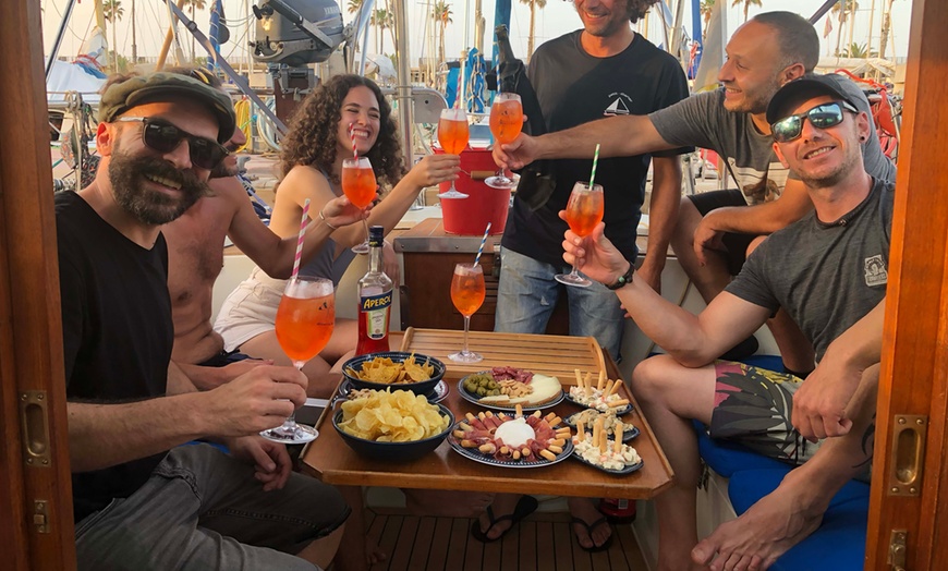 Image 12: Paseo en velero en grupo o privado con bebidas y picoteo para 1-4 pax.