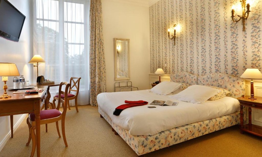 Image 2: Loir-et-Cher : chambre privilège, option petit-déjeuner, dîner et spa